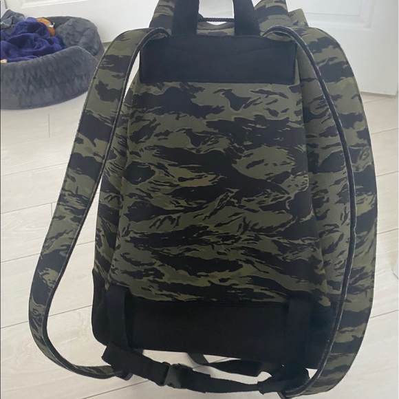 The Upside Backpack - Picture 2 of 9